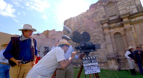 01- Alfred Ybarra sets up scene for The Alamo movie.jpg (454.46 KiB) Viewed 51876 times 01- Alfred Ybarra sets up scene for The Alamo movie.jpg